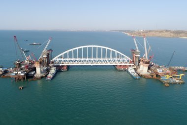 В Керченском проливе идет операция по установке железнодорожной арки Крымского моста